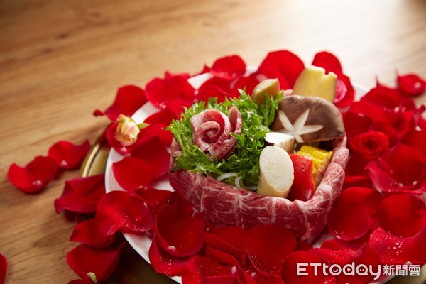 ▲原燒將燒肉主餐以經典愛心造型和象徵愛情的玫瑰花呈現。（圖／王品提供)