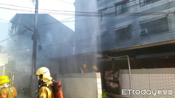 ▲台南市中西區成功路343號後方機車停車棚發生火警，消防人員到場全力搶救火勢。（圖／記者林悅翻攝）