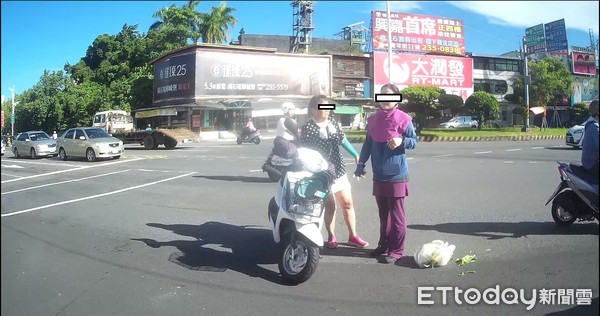 ▲▼嘉義一名婦人為了閃避前方車輛掉落的物品，導致自己摔車。（圖／記者宋德威翻攝）