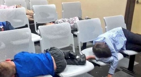 ▲▼愛爾蘭28歲女子瑪格麗特（Margaret Cash）從17歲就生下她的第一個小孩，目前她總共育有7名孩子，就在租屋處被收回後，她已經保持無家狀態1年了。（圖／翻攝自推特／Anthony Flynn）