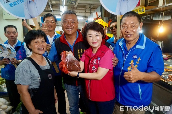 14日与台中市议员李荣鸿,参选人杨启邦再度到大甲第一市场扫街拜票