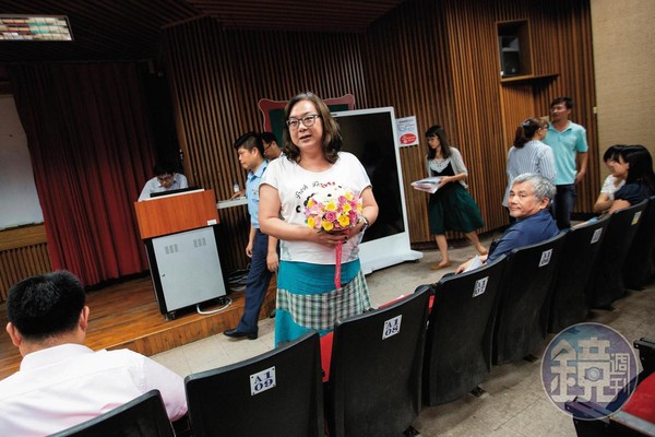 學期末的最後一天，同事們在校務會議上歡送曾愷芯，還送給她Hello Kitty花束。