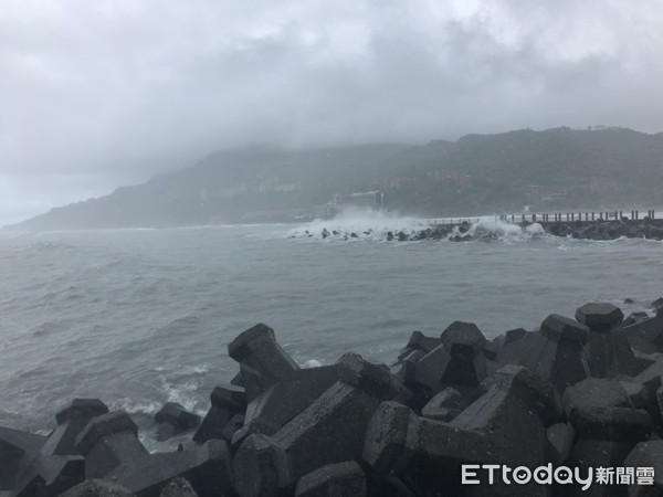 ▲▼時逢大潮，高雄西子灣出現「涵管噴泉」，炎熱天民眾看了大感療癒。（圖／記者宋德威攝）