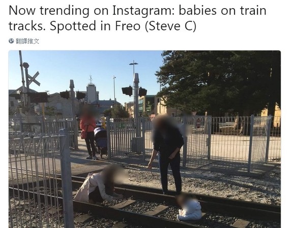 把嬰兒放在鐵軌上！　白目媽「恐怖自拍」被罵翻。（圖／翻攝自The Bell Tower Times的推特）
