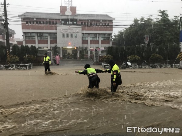 ▲▼彰化下午山腳路一帶再度潰堤淹水。（圖／記者唐詠絮翻攝）