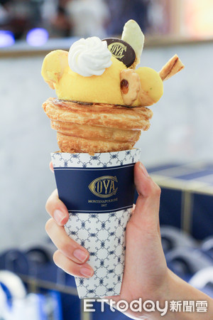 ▲COVA推出有浮誇裝飾的可頌甜筒冰淇淋　週三、周日第二支半價。（圖／記者黃士原攝）