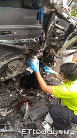 ▲周姓駕駛租賃小客車沿台九線由北往南，疑因跨越雙黃線超車引發交通事故，造成3車共有6人受傷，傷者目前均無生命危險。（圖／鳳林分局提供，下同）