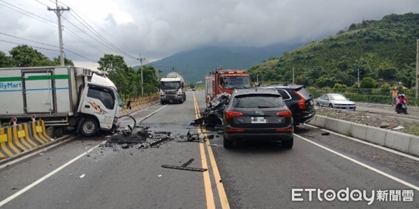 ▲周姓駕駛租賃小客車沿台九線由北往南，疑因跨越雙黃線超車引發交通事故，造成3車共有6人受傷，傷者目前均無生命危險。（圖／鳳林分局提供，下同）