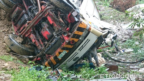 ▲▼大型車輛翻覆，警消協力搶救。（圖／記者宋德威翻攝，下同）