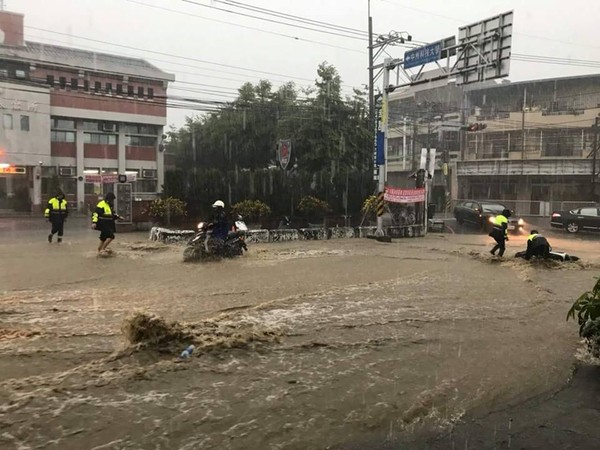 ▲▼員林暴雨！警水中「幫扶機車」險摔倒　網心酸：波麗士大人辛苦了。（圖／翻攝爆料公社）