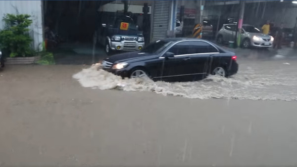 ▲▼員林暴雨大淹水！5短褲女學生比YA自拍　19歲騎士被灌進溝游100m。（圖／翻攝員林大小事臉書）