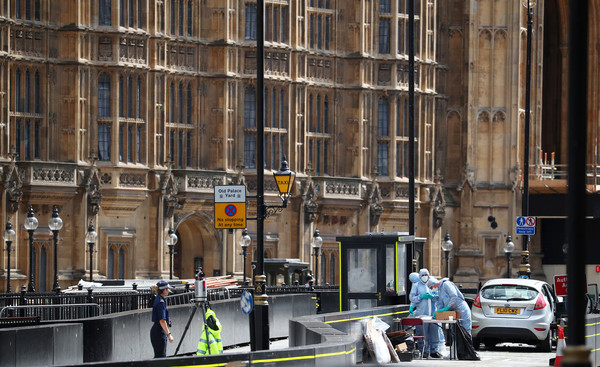 ▲▼一台銀色車子衝撞英國倫敦國會大廈。（圖／路透）