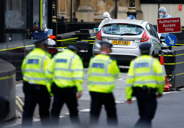 ▲▼一台銀色車子衝撞英國倫敦國會大廈。（圖／路透）