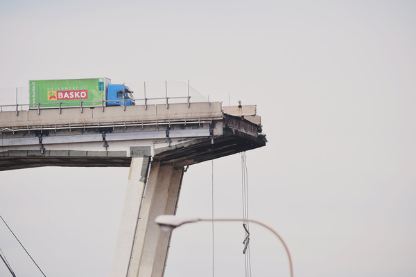 ▲義大利北部城市熱那亞（Genoa）莫蘭迪大橋（Morandi Bridge）崩塌。（圖／路透社）