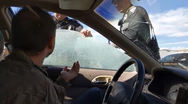 駕駛拒絕搖下車窗臨檢，警徒手拆窗把他拖下車壓制。（圖／翻攝自Facebook／Antony Page）