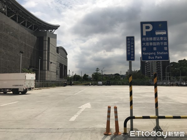 ▲南港Citylink商場旁大客車停車場驚傳男子上吊身亡。（圖／記者黃彥傑攝）