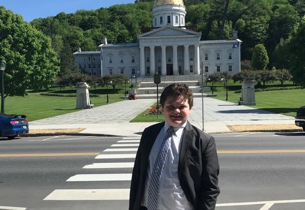 ▲▼美國佛蒙特州（Vermont）今年的秋季州長選舉即將來到，14歲的少年桑尼伯恩（Ethan Sonneborn）是候選人之一，「我認為佛蒙特州人應該認真對待我，因為我有實際又進步的思想。」（圖／翻攝臉書／Ethan Sonneborn For Governor）