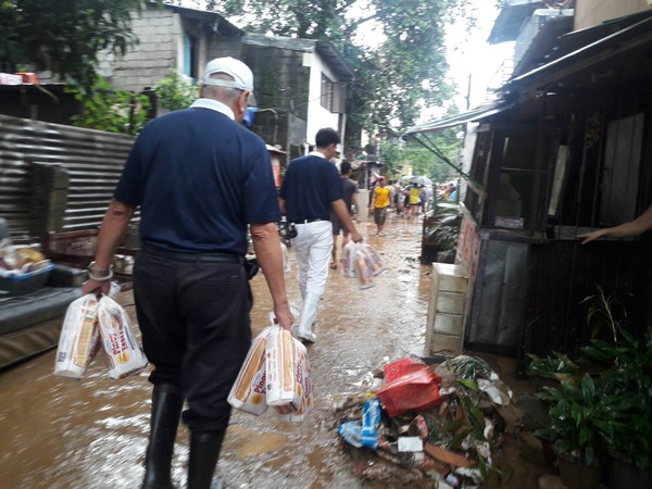 ▲▼菲律賓大馬尼拉地區及鄰近地區8月11日早上因大雨淹水，慈濟菲律賓分會立即展開關懷與救援。（圖／慈濟基金會提供）