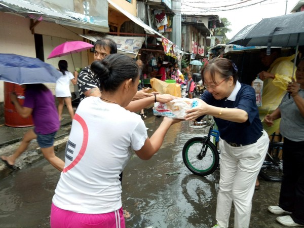 ▲▼菲律賓大馬尼拉地區及鄰近地區8月11日早上因大雨淹水，慈濟菲律賓分會立即展開關懷與救援。（圖／慈濟基金會提供）