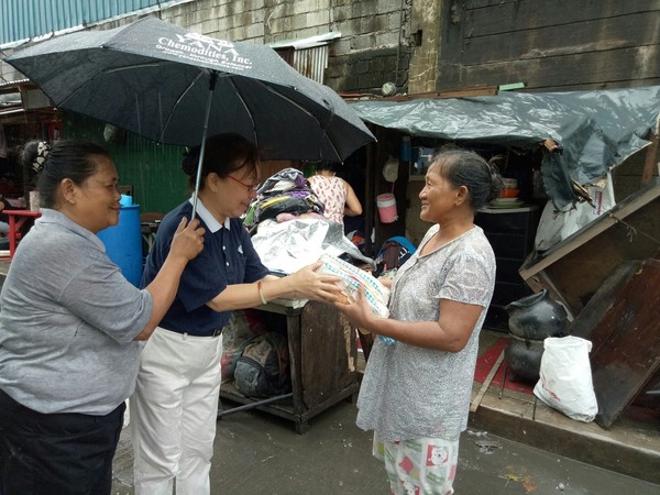 ▲▼菲律賓大馬尼拉地區及鄰近地區8月11日早上因大雨淹水，慈濟菲律賓分會立即展開關懷與救援。（圖／慈濟基金會提供）