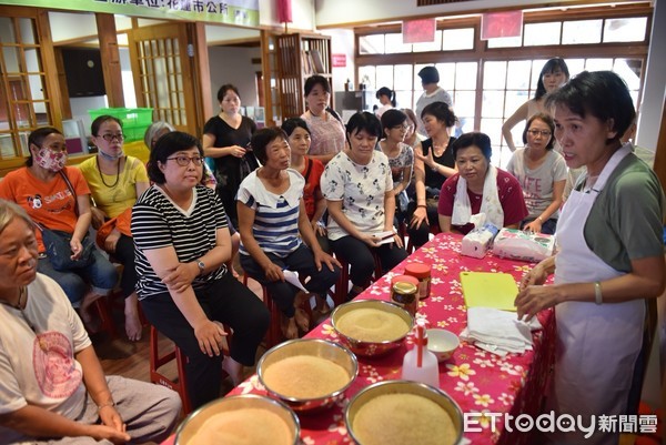 ▲邱春連老師展示客家黃豆醬的功能並仔細教授製作過程，將自己製作的醃製品和大家分享，讓學員們吃到好吃的客家醃漬製品，也學到更多的料理作法。（圖／花蓮市公所提供，下同）