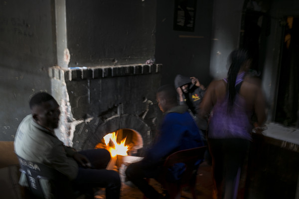 ▲▼人們在南非約翰內斯堡市中心的一棟廢棄建築中取火溫暖自己；一些佔地者在附近的社區擔任保安、家政工人與小攤販。（圖／達志影像／美聯社）
