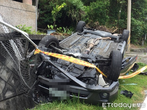 ▲李姓駕駛先撞上路旁護欄，座車失控再撞上路旁住家水泥階梯後翻車，遭住家鐵製扶手插入李男下腹部，豐濱消防人員到場將李男送醫急救。（圖／記者王兆麟攝）