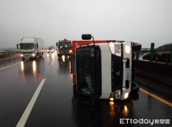 ▲▼國道五號南下34.3K一輛小貨車自撞翻覆。（圖／宜蘭消防局提供）