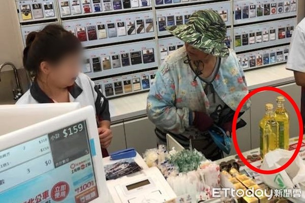 ▲▼彰化「勾錐阿罵」進櫃台付錢…超商女店員看茫！萬人笑歪：她頭家啦。（圖／網友要去了授權提供）