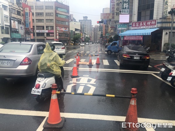 ▲台南市工務局設置24小時專人服務，道路搶修不打烊。（圖／市府提供）