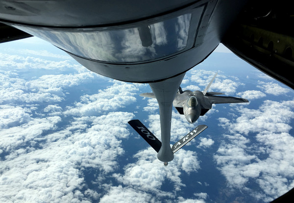 ▲▼美國空軍F-22戰機在挪威上空接收燃料，準備和挪威F-35進行對抗演習。（圖／路透社）
