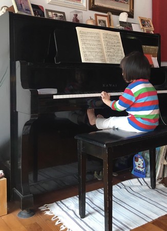 集郵梁朝偉、金城武等許多大明星彈過的鋼琴，目前已傳承給施家第三代。（飛牛牧場提供）