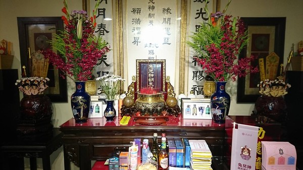 ▲▼「同志守護神」兔兒神。（圖／翻攝自威明堂臉書粉絲專頁）