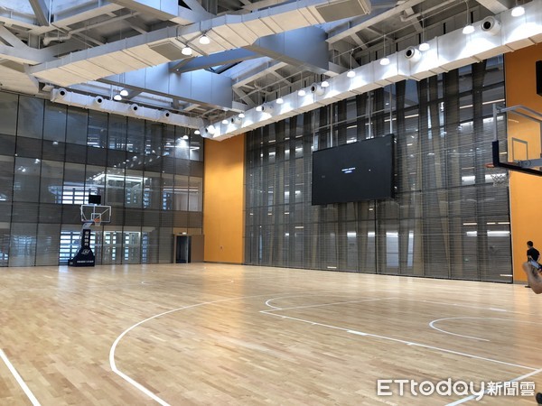 ▲▼騰訊深圳總部內部設有籃球場。（圖／記者曾俊豪攝）