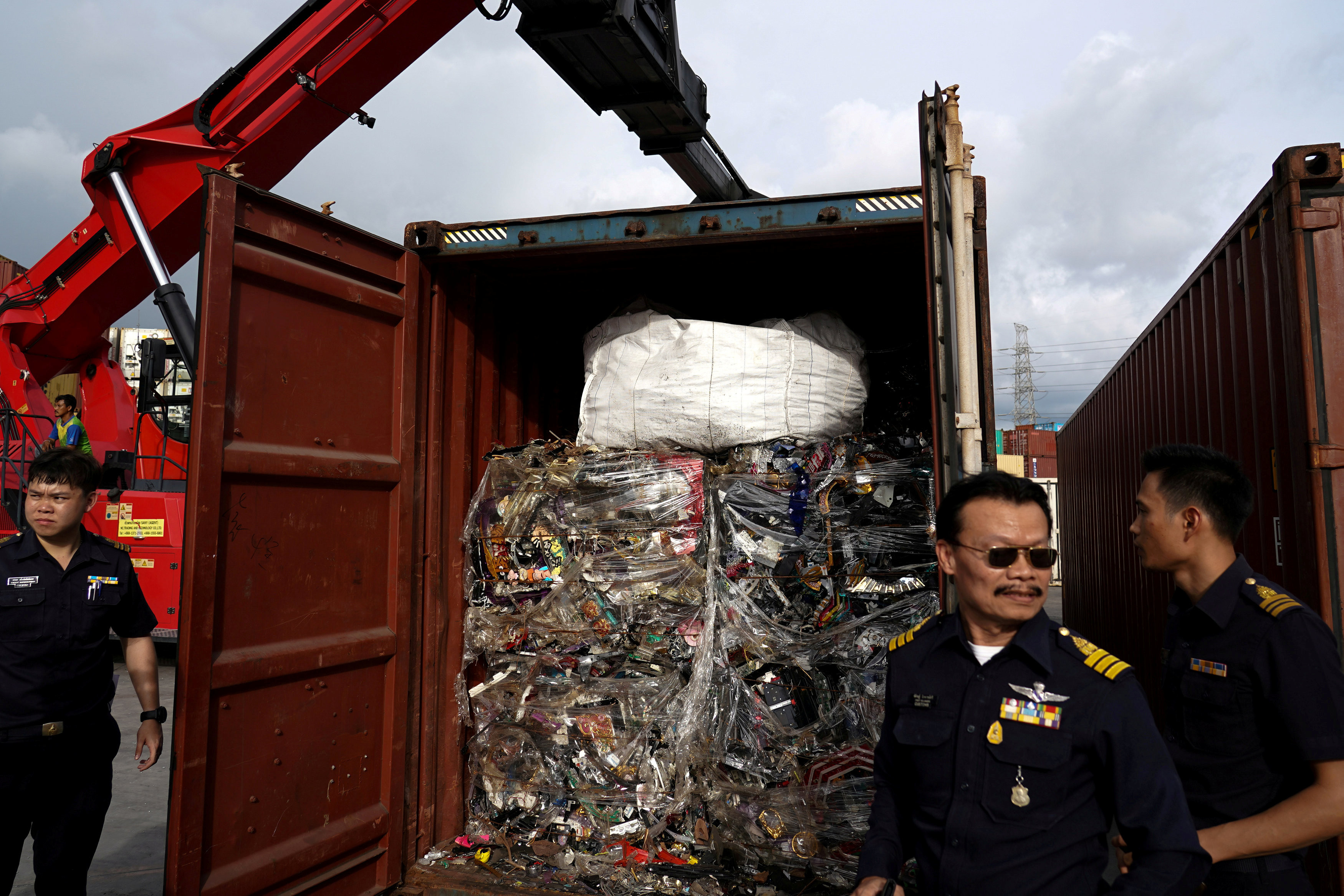 ▲▼圖為泰國海關搜索到的進口電子垃圾。（圖／路透）