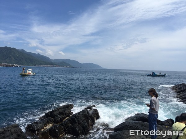 ▲▼警消在岸邊發現疑跳海輕生的陳女鞋子，並陸海空搜救陳女中。（圖／記者游芳男翻攝，下同）▲陳女家屬在岸邊祈求陳女平安歸來。（圖／記者游芳男翻攝）