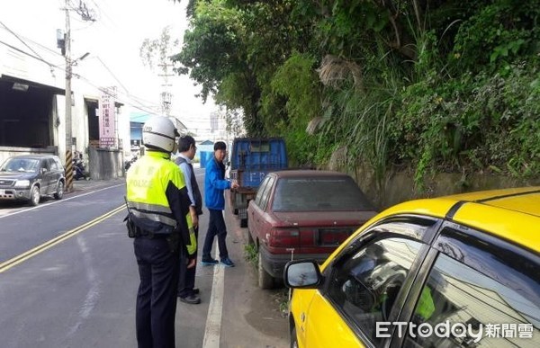 ▲蘆洲警分局將掃蕩轄內長期占用車位的無牌車，讓民眾不再苦於找車位。（圖／記者林煒傑翻攝）