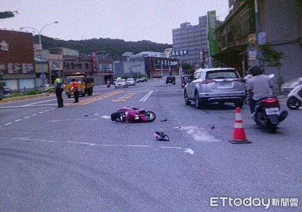 ▲▼大型吊車撞倒機車再輾過女騎士雙腳，車輪留有血跡。（圖／龜山警分局提供）