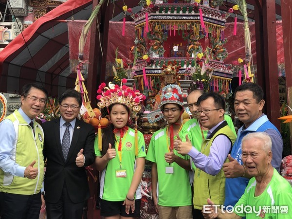 ▲台南市長參選人黃偉哲前往台南安平開台天后宮參與「做16歲」成年禮科儀活動。