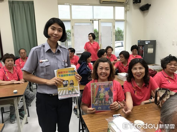 ▲▼酒醉男倒路邊，被警抬起卻攻擊員警。（圖／記者李忠憲翻攝）