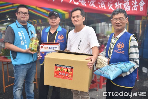 ▲花蓮東大門福町夜市舉辦中元普渡法會，福町夜市管理委員會將這些祭拜後的物資贈予「花蓮縣老人暨家庭關懷協會」，回饋社會關懷弱勢。（圖／花蓮市公所提供，下同）