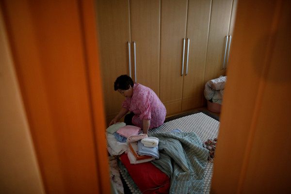 ▲▼ 南北韓離散家屬／2018年8月9日，Bae Soon-hui在韓國首爾的家接受路透社採訪，隨後她確認要帶給北韓親屬的毛巾。（圖／路透）