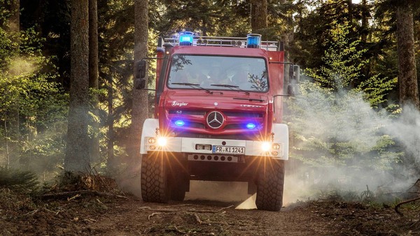 賓士Unimog U5023化身超強悍消防車　每分鐘3000公升水柱打火沒問題（圖／翻攝自Carscoops）
