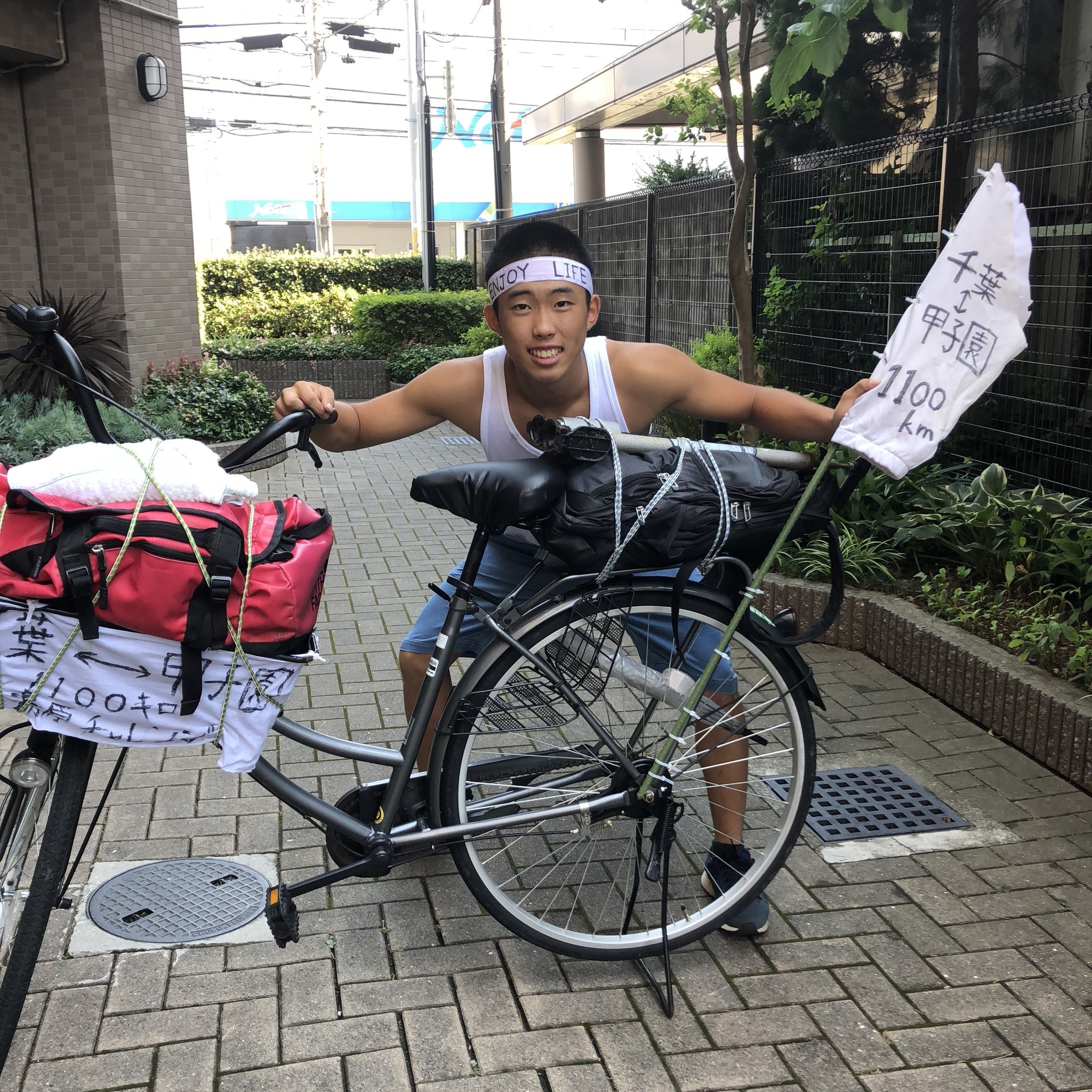 ▲▼ 熱血高中生湯原諒從千葉騎了1100km到甲子園，只為了替自己支持的球隊加油。（圖／翻攝自Twitter／Ryo_Yuhara、touchup1954）