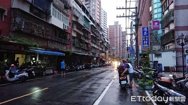 ▲▼今天台北發生大雨，大雨也打亂供電，造成關渡竹圍一帶3千戶停電。（圖／記者馮建棨攝）