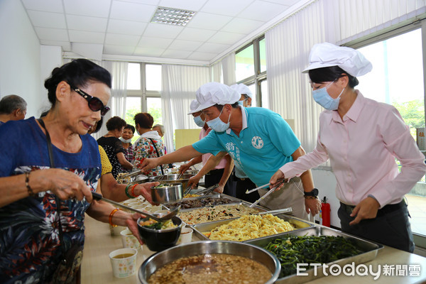 ▲▼ 民進黨嘉義縣長參選人翁章梁、中埔鄉鄉長李碧菁貼心為長輩夾菜。（圖／記者翁聖勳攝）