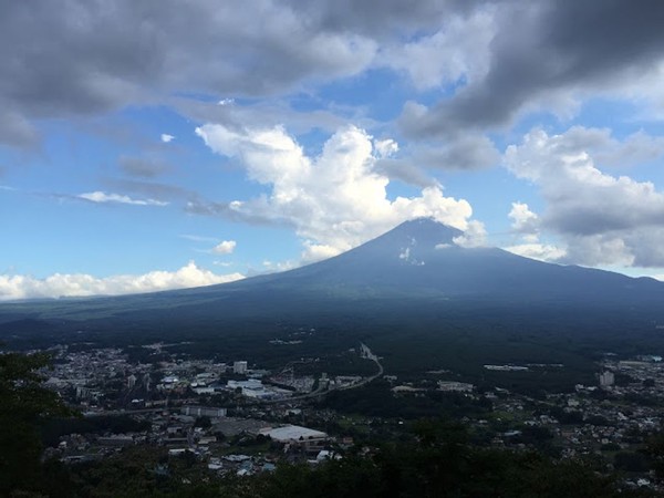▲▼河口湖天上山公園眺望的富士山。（圖／喜～愛度假 揪團走透透）