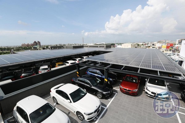 全棟綠建築設計的BMW展示中心，樓頂興建了太陽能發電設備。