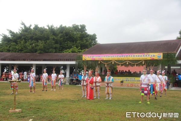 ▲關山鎮原住民族群聯合豐年祭暨傳統技藝競賽，近600阿美族人齊聚一堂，縣長黃健庭佩掛情人袋前往參與活動，受到族人熱烈的歡迎。（圖／台東縣政府提供，下同）