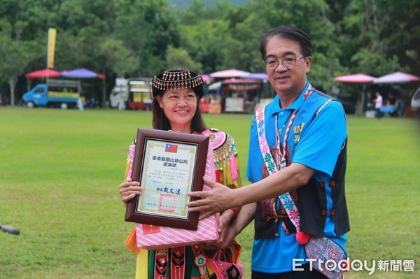 ▲關山鎮原住民族群聯合豐年祭暨傳統技藝競賽，近600阿美族人齊聚一堂，縣長黃健庭佩掛情人袋前往參與活動，受到族人熱烈的歡迎。（圖／台東縣政府提供，下同）